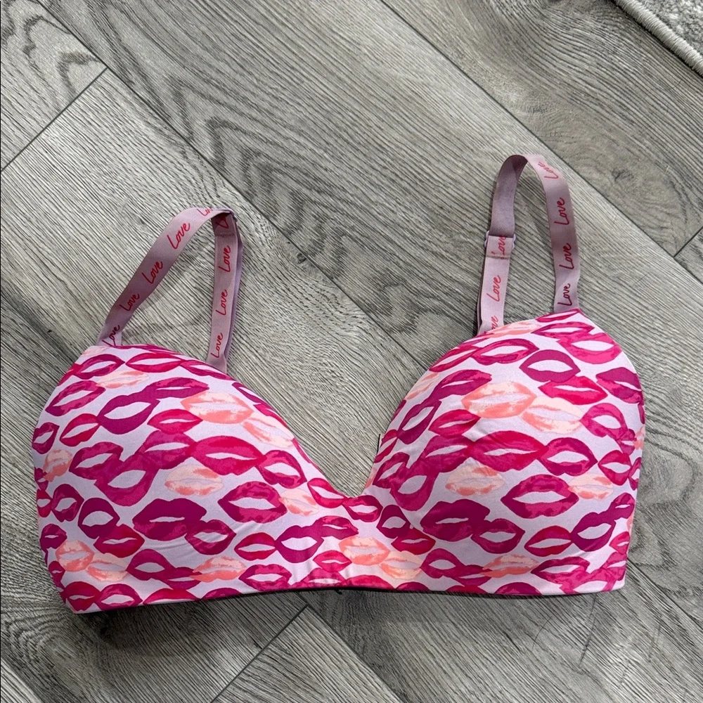 Victoria's Secret‎ Lip Print T-Shirt Lightly Lined Wireless Bra Size 36D